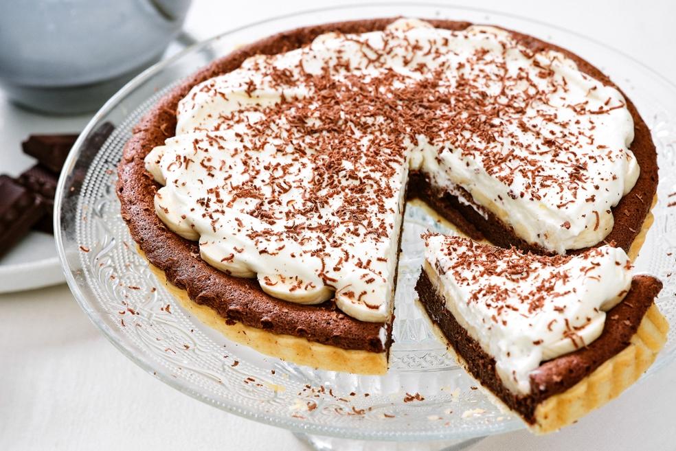 Chocolade-bananentaart met slagroom