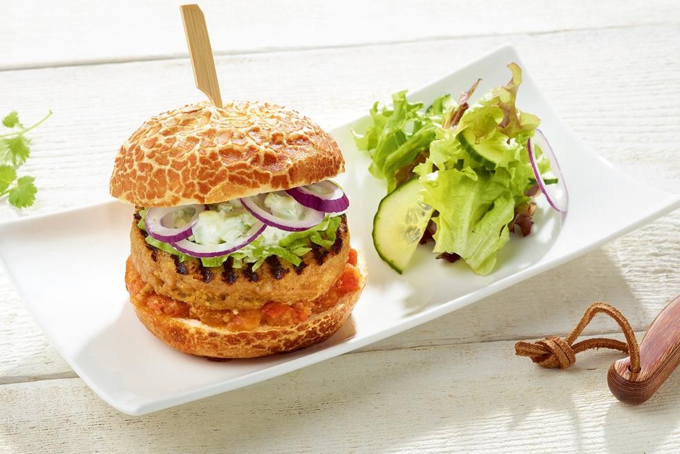 Hamburger van kip met compote van tomaat