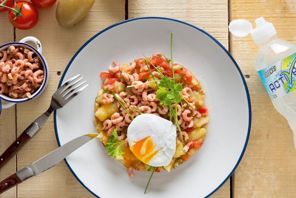 Lauwe salade van aardappel, tomaat en grijze garnalen