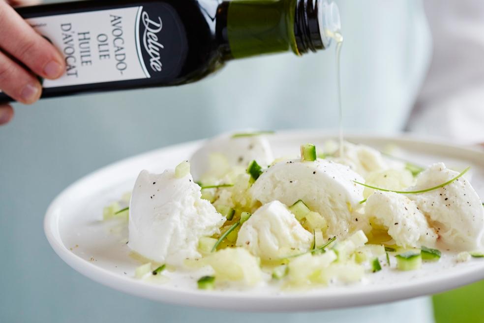 Slaatje van mozzarella met witte selder en komkommer
