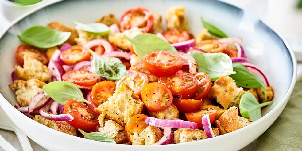 Warme broodsalade met tomaatjes en rode ui