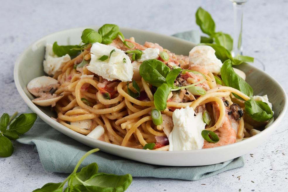 Pasta met zeevruchten, tomaten en mozzarella