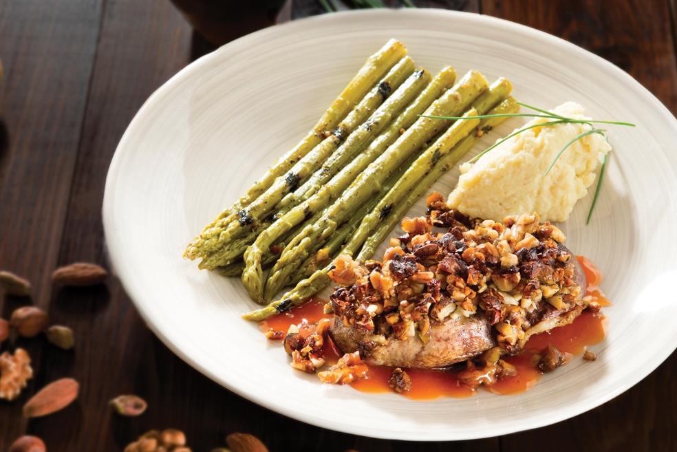 Gelakte eendenborstfilet met notenkorstje en groene asperges