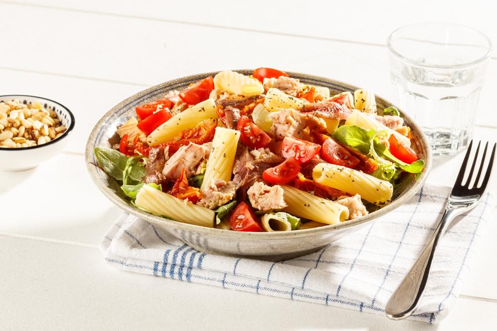 Pastasalade met tonijn en ansjovis