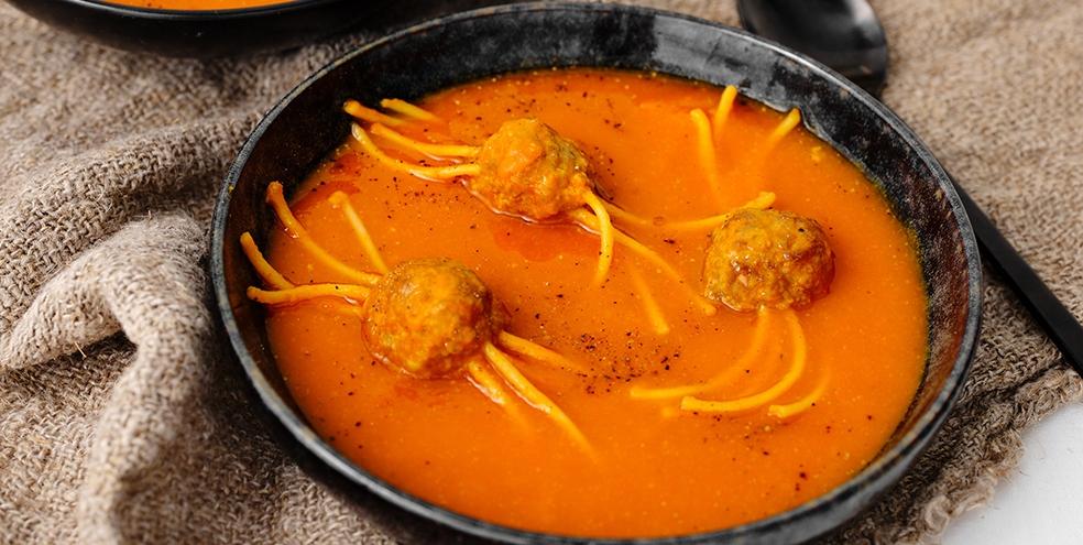 Bloederige pompoensoep met spinnetjes