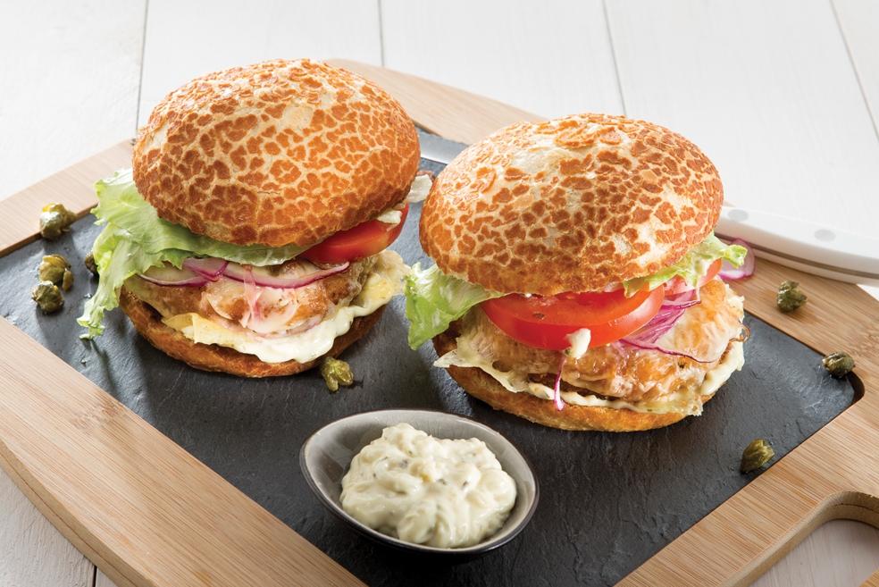 Zalmburger met gefrituurde kappertjes