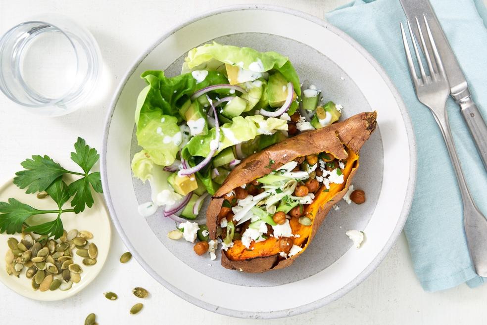 Gepofte zoete aardappel met kikkererwten en salade