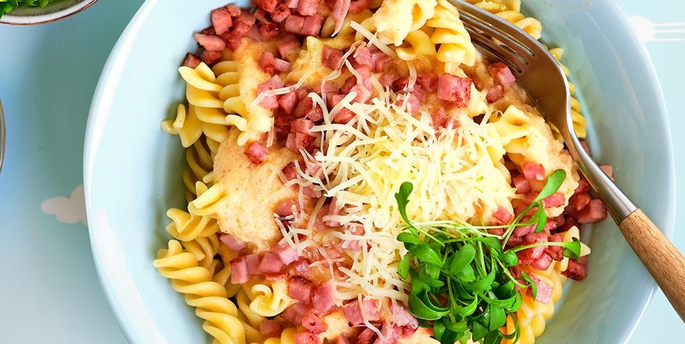 Pasta met bloemkool-wortelsaus, krokante hamblokjes en broccolikers
