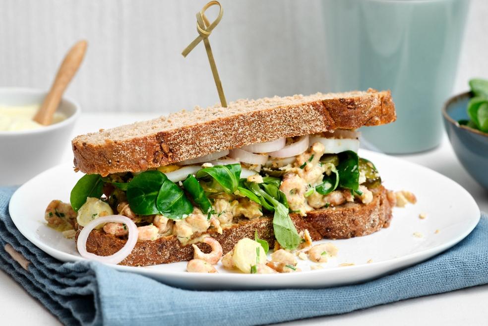Gevuld broodje met eitjes en garnalen