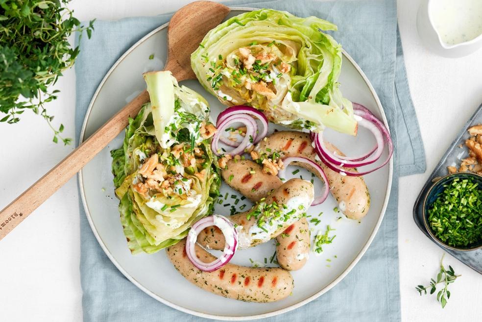 BBQ-worsten met gegrilde ijsbergsla, notencrunch en fetadressing