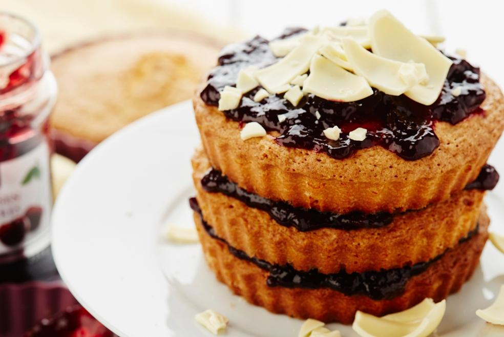 Gebakjes met zwarte kersen