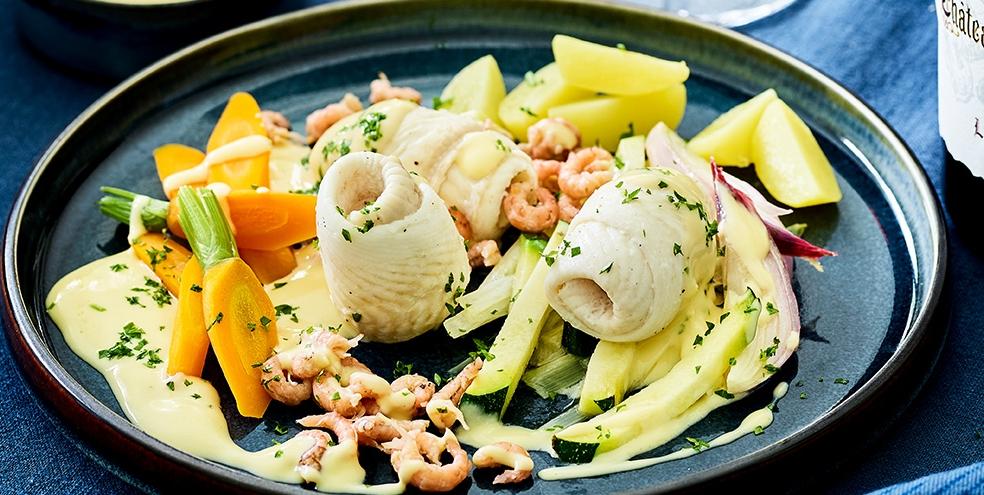 Gestoomde witte visrolletjes met fijne groentjes, garnalen en citroensausje