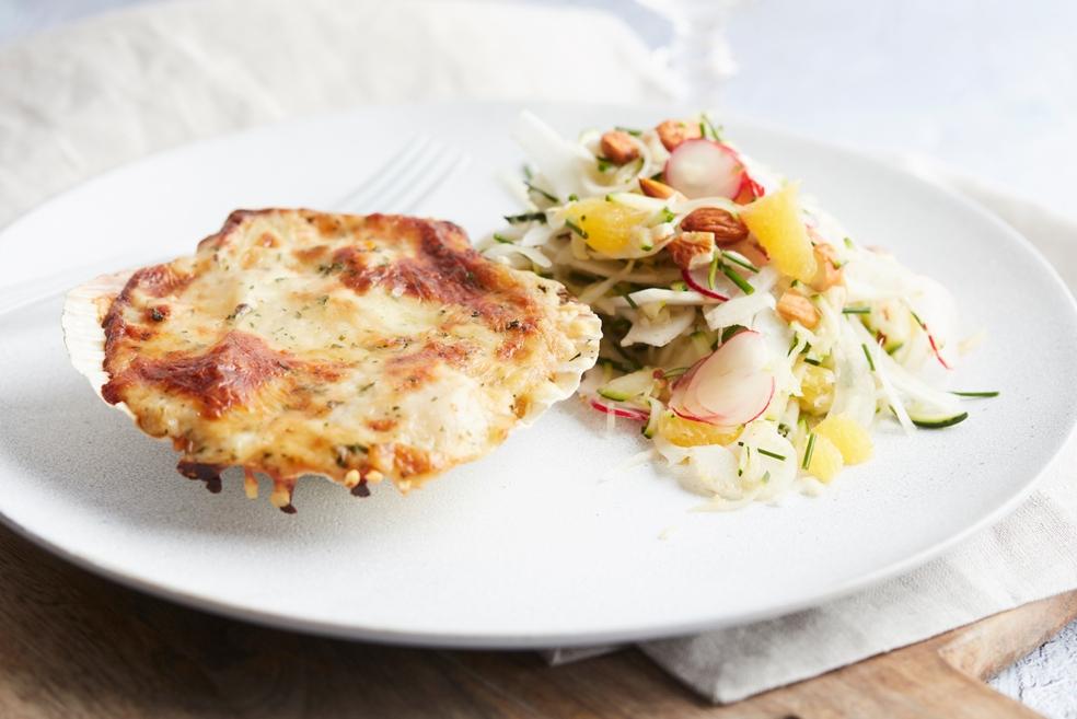 Gevulde sint-jakobsschelpen met krokant venkelslaatje