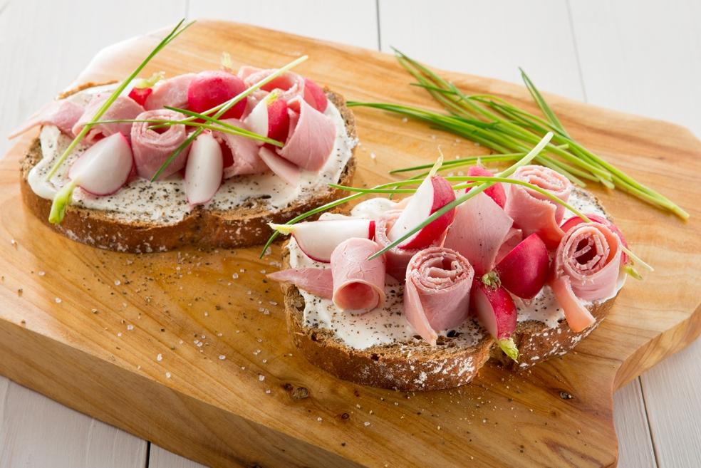 Meergranenboterham met radijs, ham en platte kaas