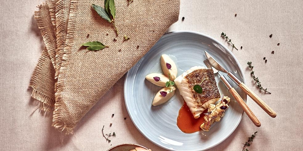 Gebakken kabeljauwfilet met knolselderpuree en jus van gevogelte