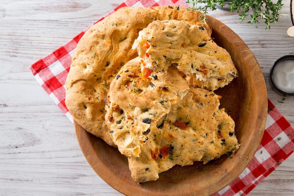 Focaccia met tijm en zwarte olijven