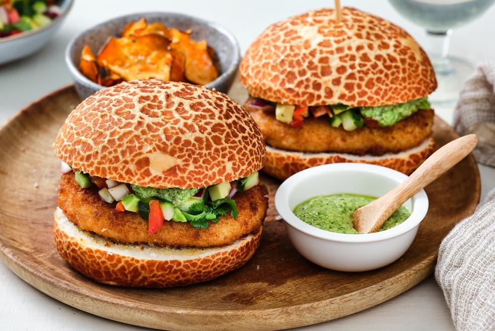 Kabeljauwburger met groentesalsa en zoete aardappelchips