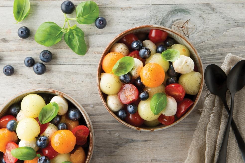 Meloensalade met mozzarella en blauwe bessen