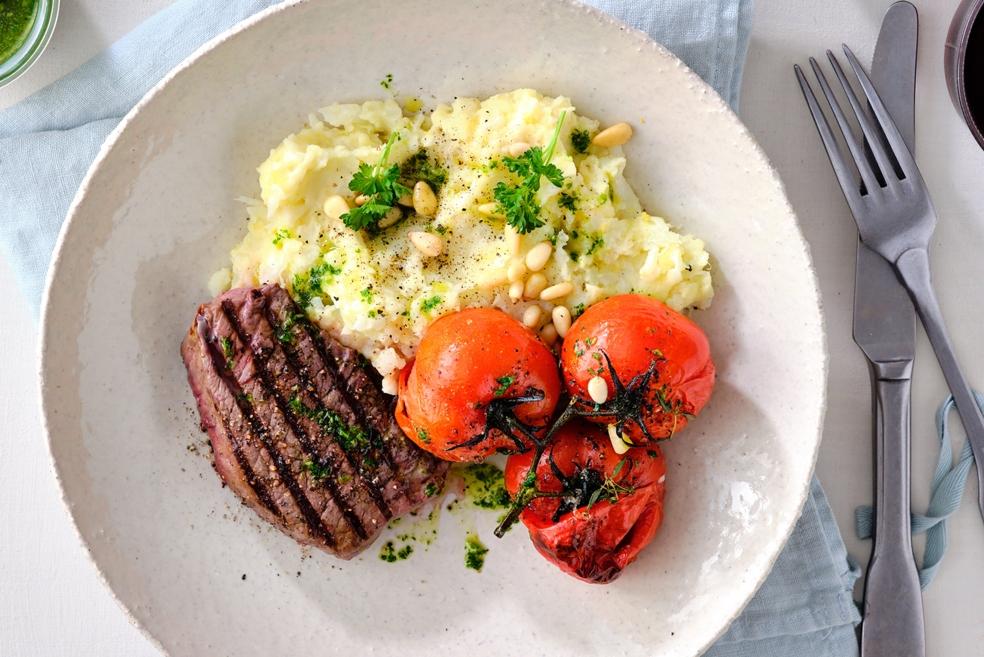 Gegrilde cervena met bloemkoolpuree en trostomaatjes