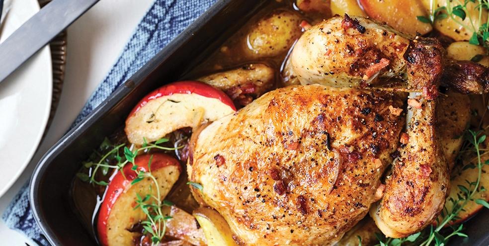 Hele kip uit de oven met appeltjes en patatjes