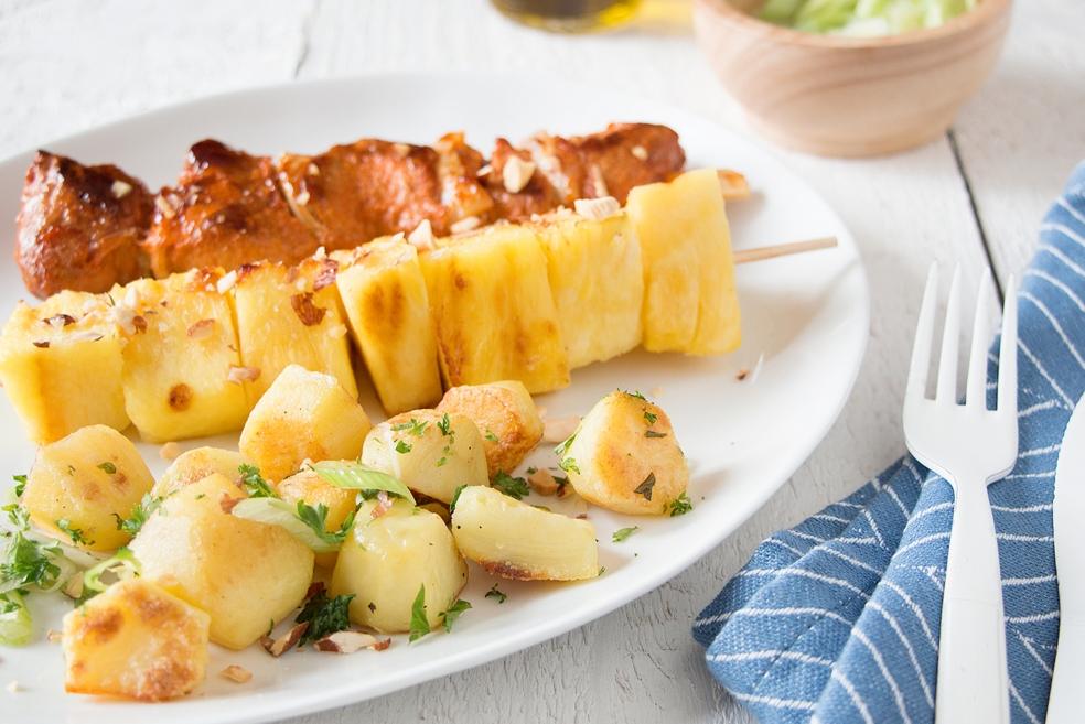 Zoete varkensbrochettes met ananasspiesjes