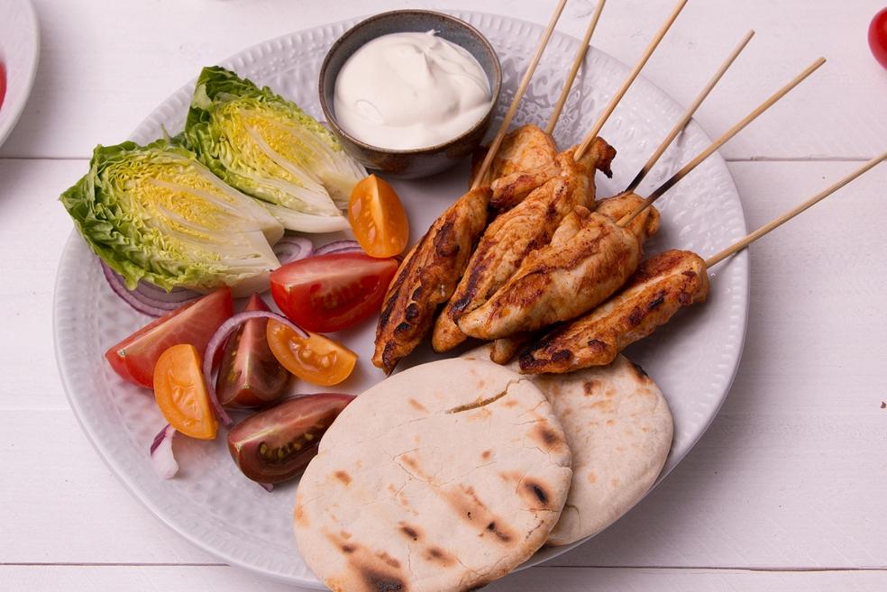 Kruidige kippenspiesjes met limonaise