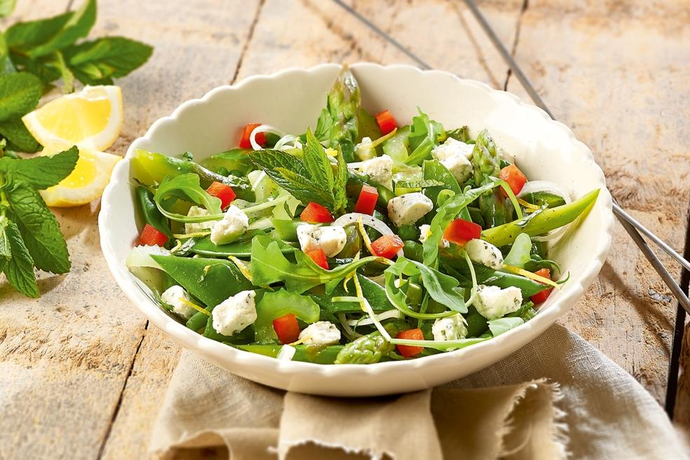 Frisse salade met lentegroenten en feta