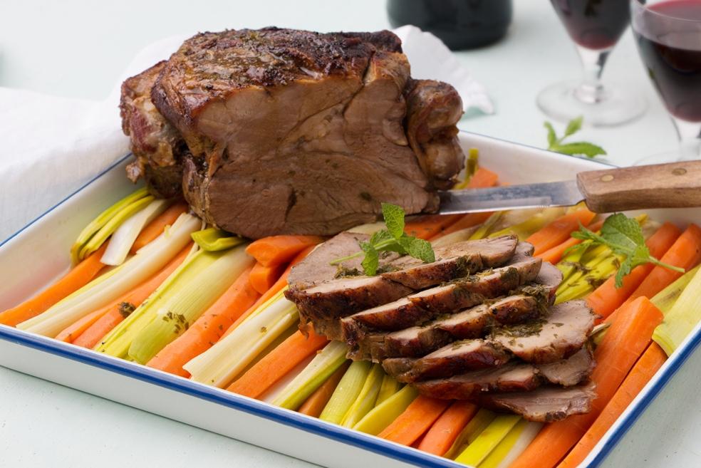 Lamsbout op een bedje van prei en wortelen