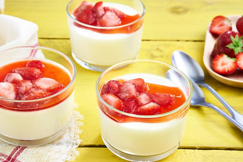 Yoghurt panna cotta met aardbeien