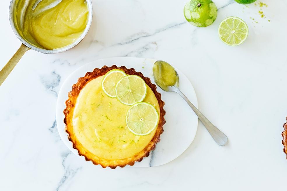 Limoen-kaastaartjes met dadel-notenbodem en lime curd