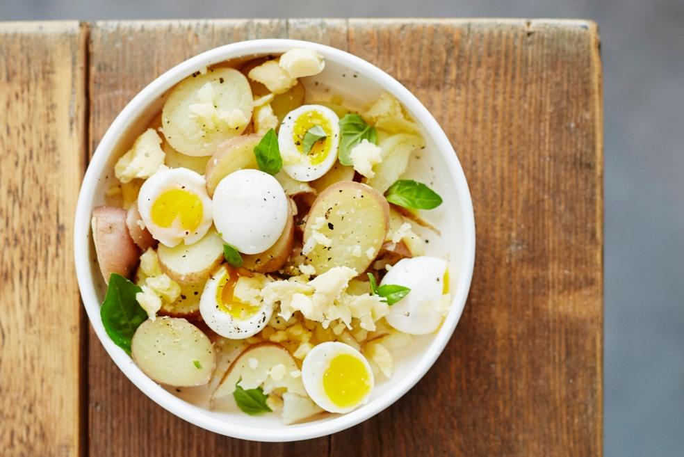 Aardappelslaatje met kwarteleitjes en cheddar