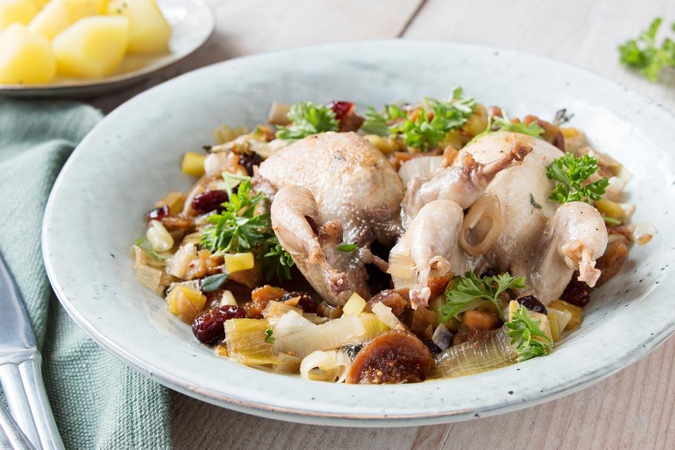 Kwartels met prei en gedroogd fruit
