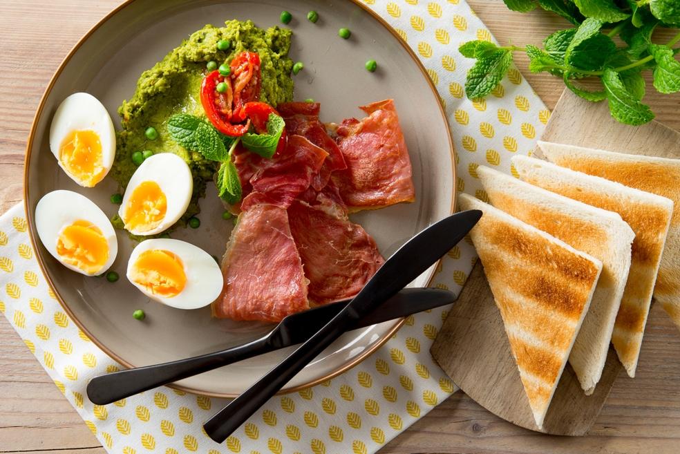 Erwten-muntpuree met ham en gekookt eitje