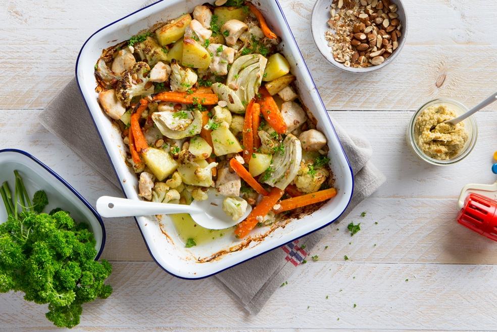 Ovenschotel van geroosterde groenten met kip en amandelen