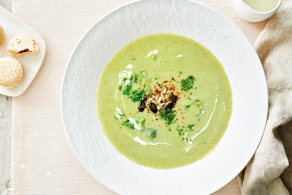 Broccolisoep met hartige macarons
